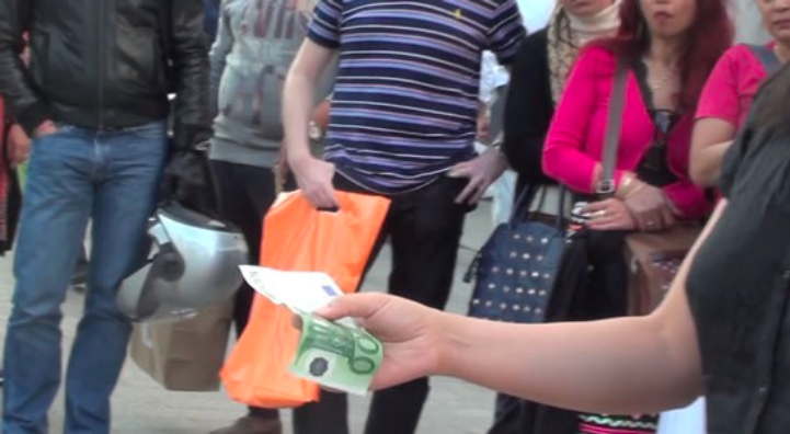 Yao Qingmei – Sculpter un billet de 100 euros – archive vidéo (screenshot) d’une action dans la rue – 2014